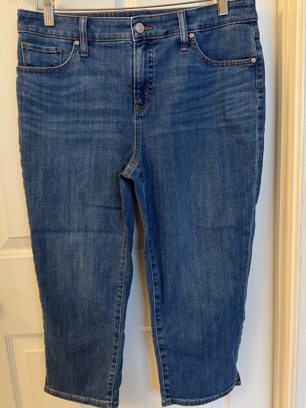 Chico's So Slimming Girlfriend Slim Leg Capri Jeans Sz 8 (1)